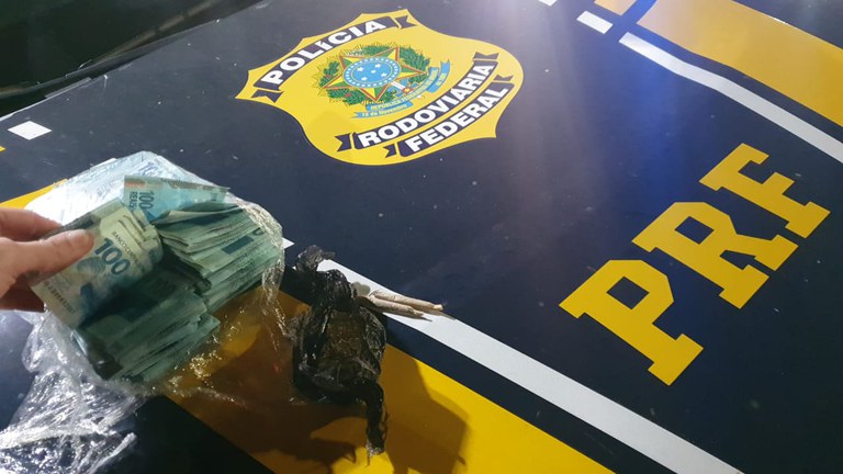 PRF prende dois homens com mais de 100 mil reais em notas falsas em Paverama