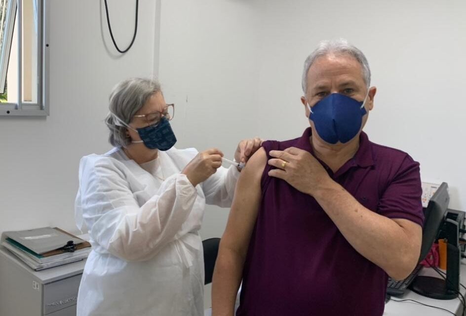 Ex-prefeito Marco Alba recebe a primeira dose da vacina e elogia trabalho dos servidores da saúde
