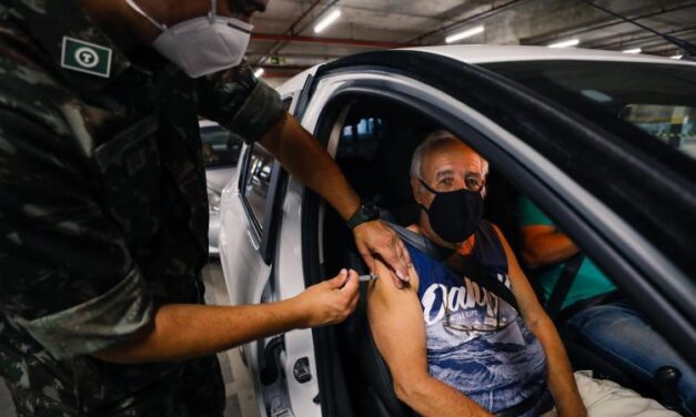 Vacinados com CoronaVac podem receber segunda dose em drive-thrus de Porto Alegre