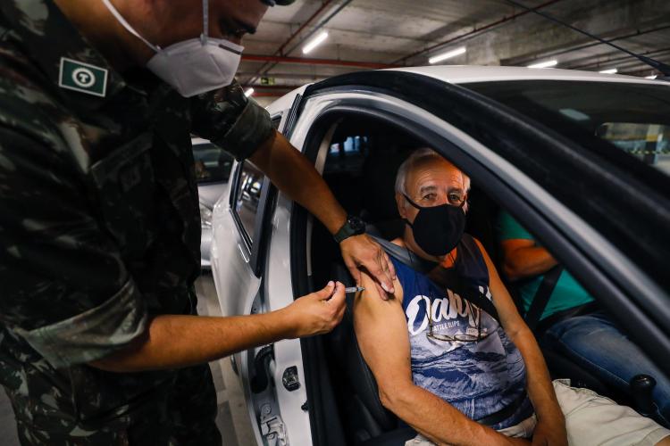 Vacinados com CoronaVac podem receber segunda dose em drive-thrus de Porto Alegre