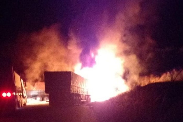 Acidente com três caminhões deixa uma vítima na BR 293, em Piratini