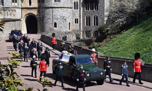 Príncipe Philip é enterrado em cerimônia restrita no Reino Unido