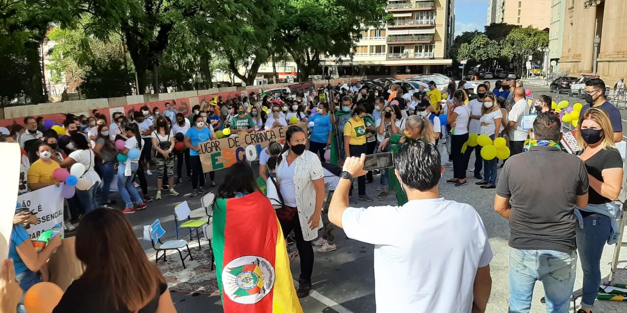 Manifestação em frente ao Palácio Piratini pede volta às aulas presenciais no RS