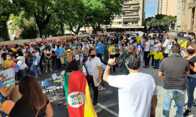 Manifestação em frente ao Palácio Piratini pede volta às aulas presenciais no RS