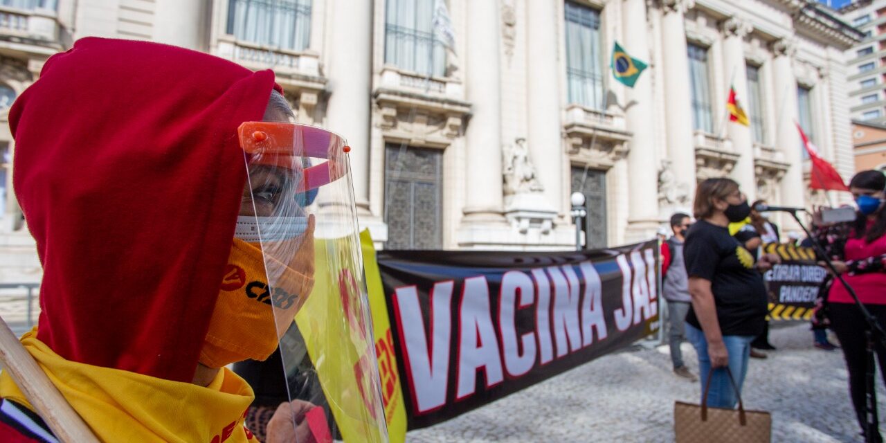 Professores fazem ato em frente ao Palácio Piratini e pedem prioridade na vacinação contra Covid-19