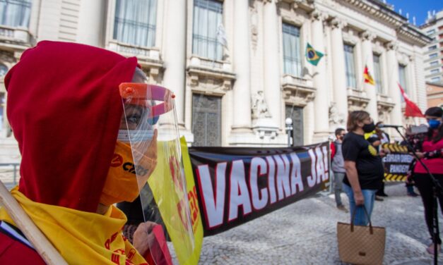 Professores fazem ato em frente ao Palácio Piratini e pedem prioridade na vacinação contra Covid-19