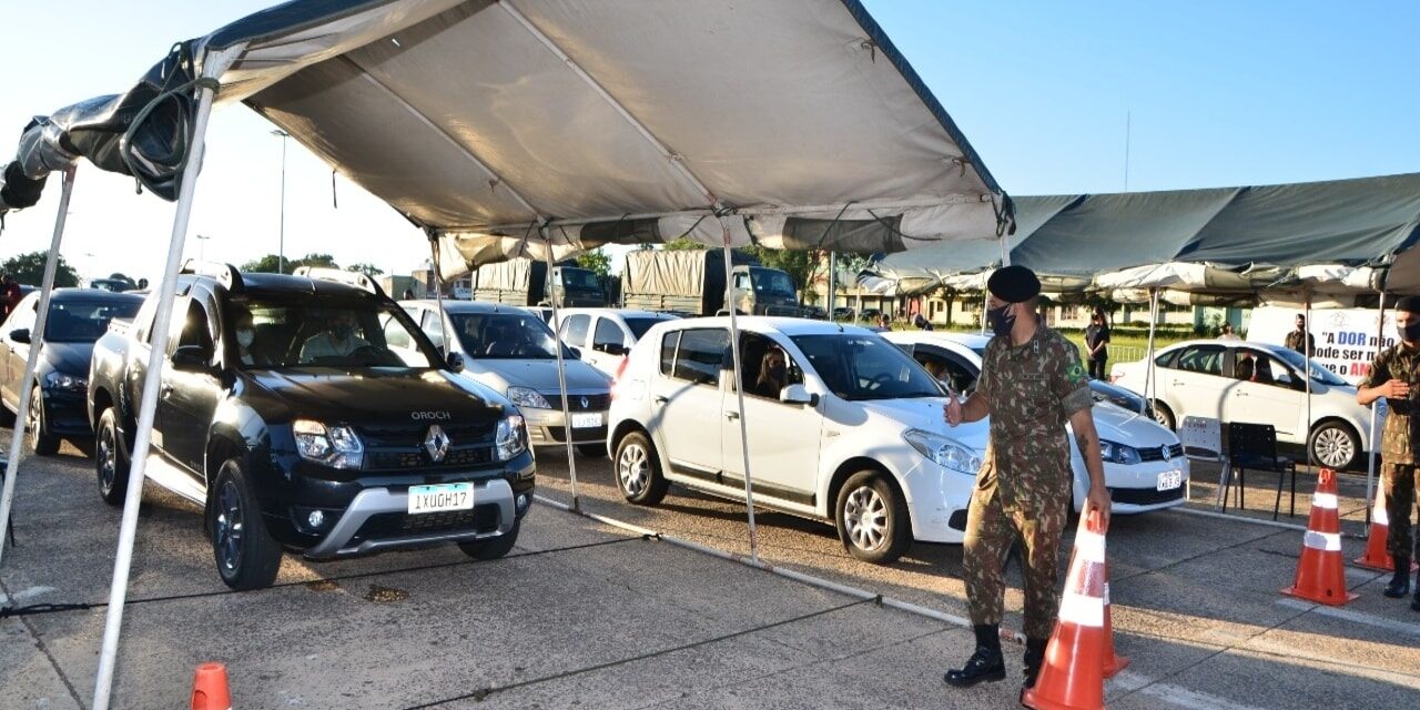 Exército apoia vacinação contra a covid-19 e recarga de cilindros de oxigênio em Uruguaiana