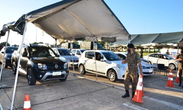 Exército apoia vacinação contra a covid-19 e recarga de cilindros de oxigênio em Uruguaiana