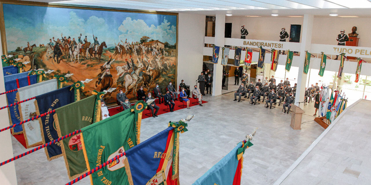 Comando Militar condecora personalidades no Dia do Exército