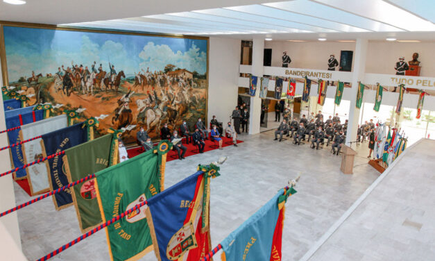 Comando Militar condecora personalidades no Dia do Exército
