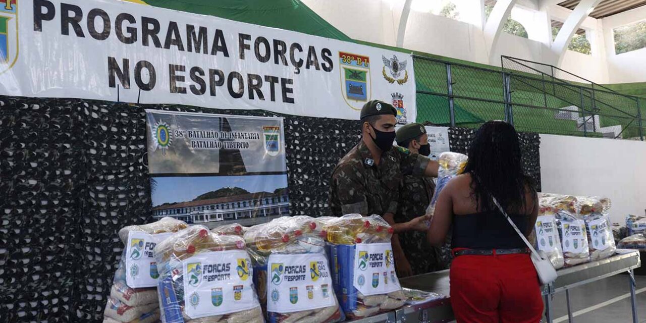 Exército entrega kits de alimentação a escolas inscritas em programas de inclusão social