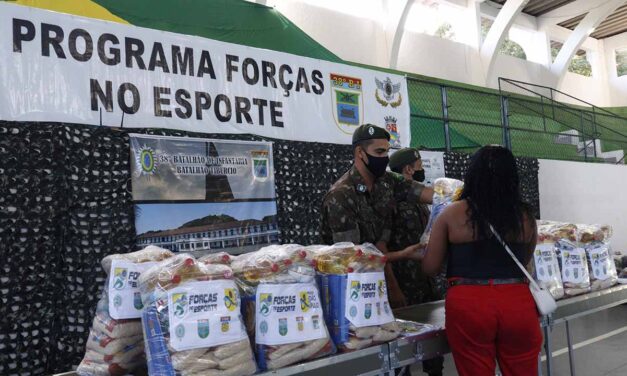 Exército entrega kits de alimentação a escolas inscritas em programas de inclusão social
