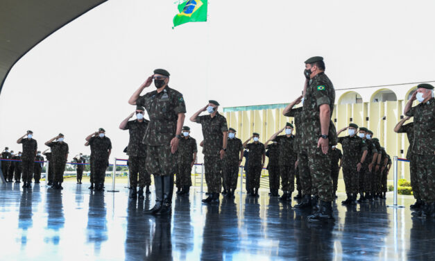 Cerimônia marca despedida do General Leal Pujol do comando do Exército
