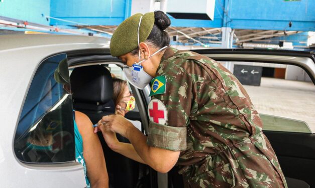 Covid-19: Vacinação segue para pessoas a partir de 63 anos e segunda dose