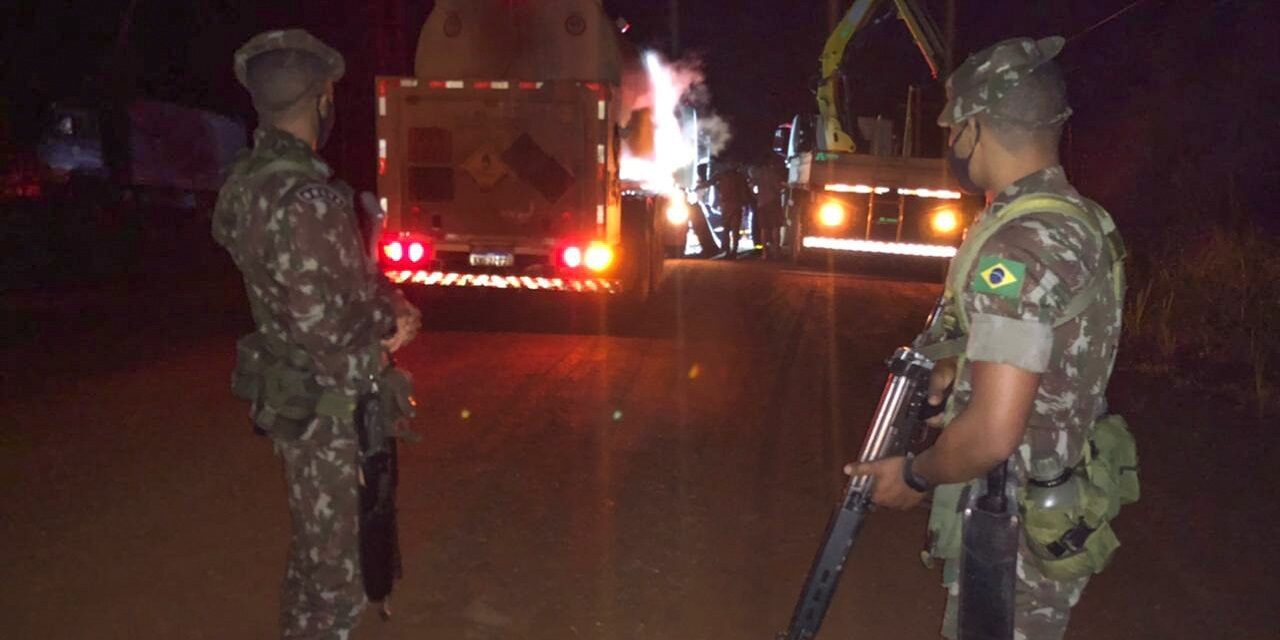 Exército resgata caminhão que realizava transporte de oxigênio