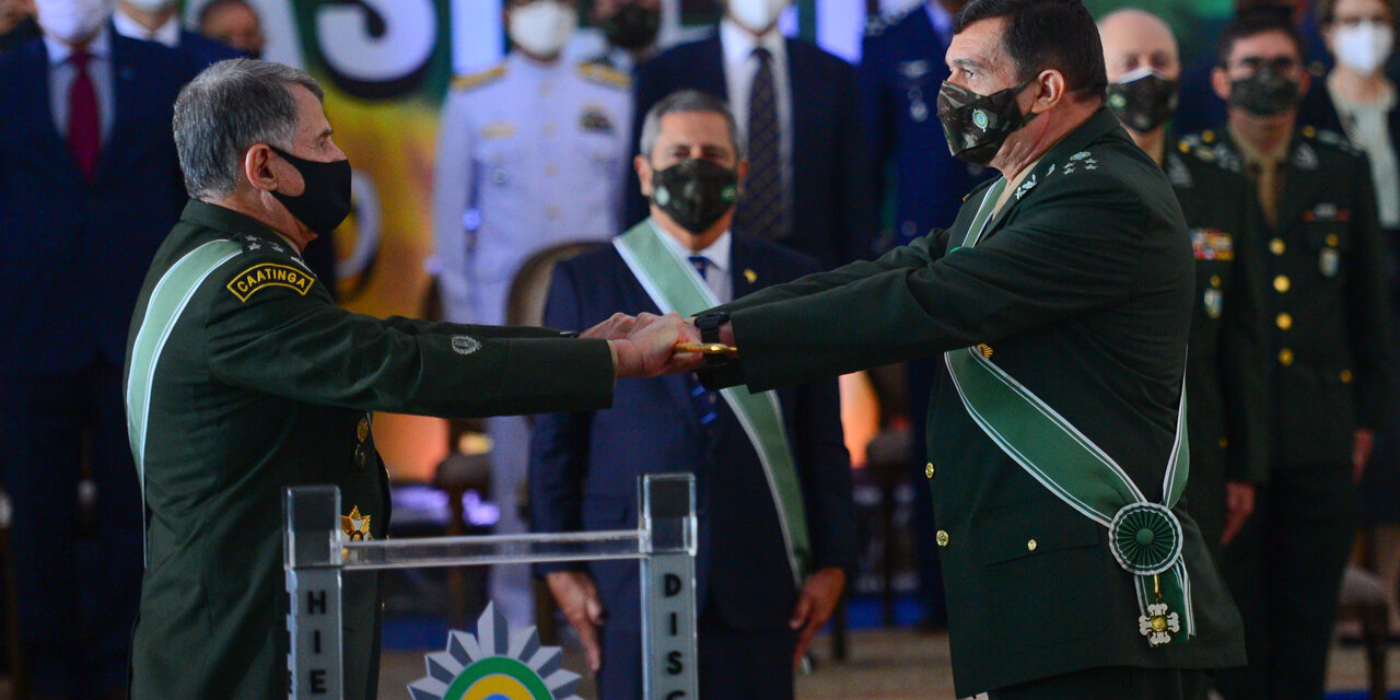 General Leal Pujol passa o comando do Exército para o General Paulo Sérgio em Brasília
