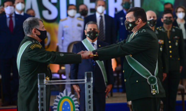 General Leal Pujol passa o comando do Exército para o General Paulo Sérgio em Brasília