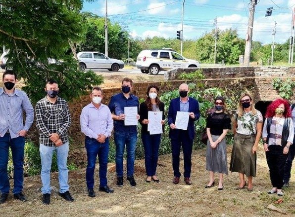 Cachoeirinha assina termo de cooperação técnica para ecobarreiras no Arroio Passinhos
