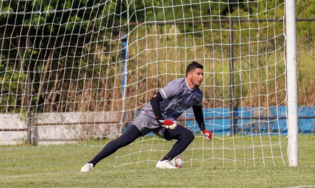 Santa Cruz anuncia saída de goleiro Fabiano Heves