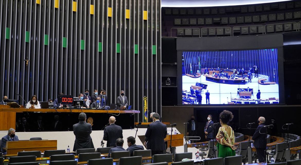Câmara pode votar projeto que autoriza compra de vacinas por empresas nesta terça-feira