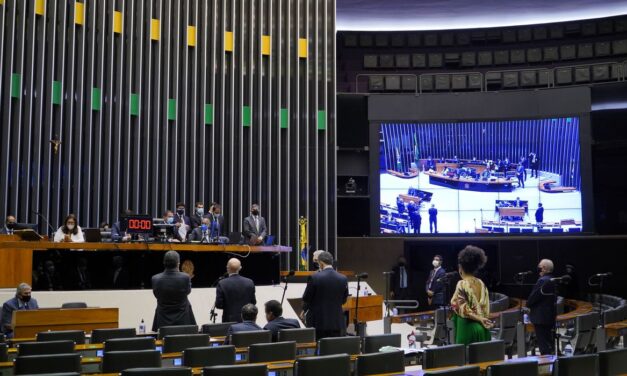 Câmara pode votar projeto que autoriza compra de vacinas por empresas nesta terça-feira