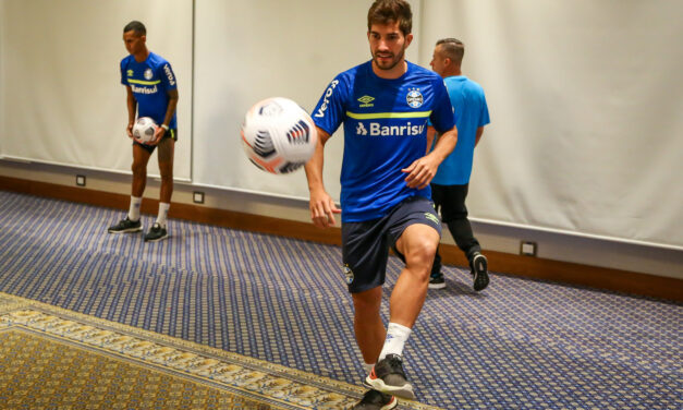 Grêmio desembarca em Quito e treina na concentração