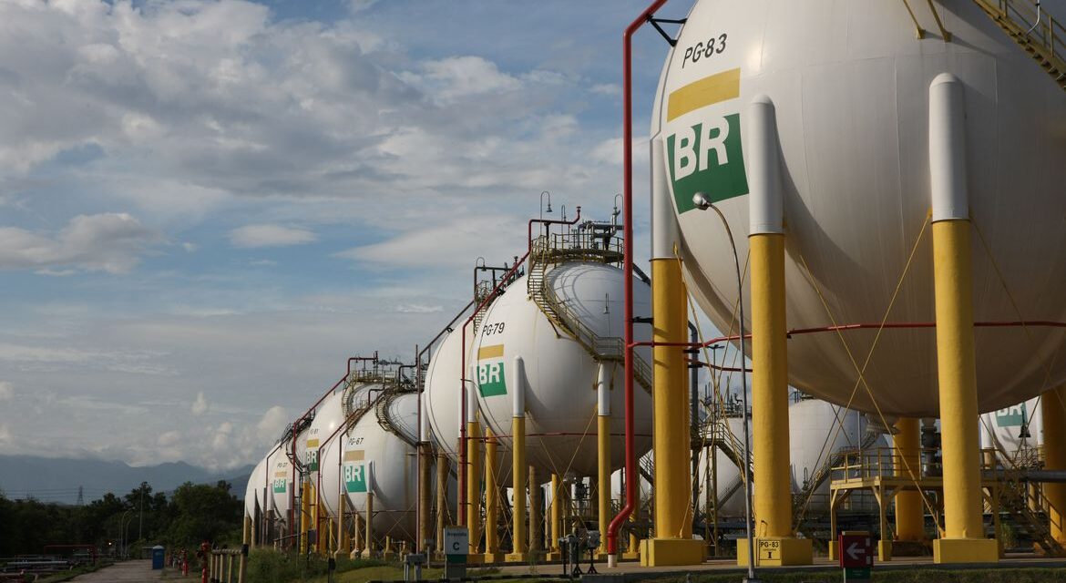 Petrobras anuncia aumento de 39% no gás natural para distribuidoras