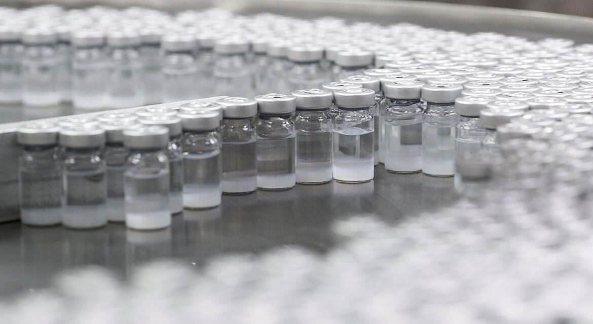 Fabricação de vacina da Fiocruz totalmente no Brasil começa dia 15