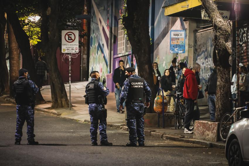 Guarda Municipal dispersa aglomerações em oito pontos de Porto Alegre e interdita estabelecimento