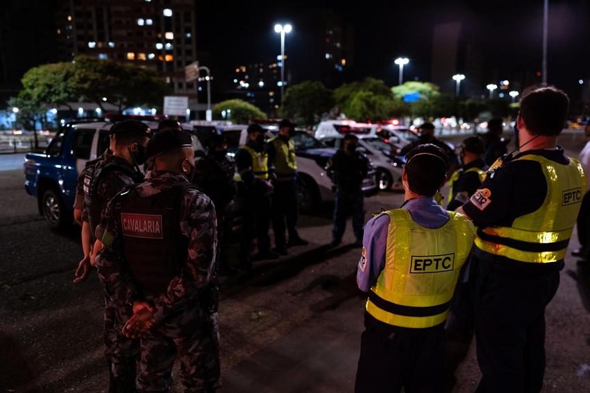 Festa com 400 pessoas é flagrada pela Guarda Municipal em Porto Alegre