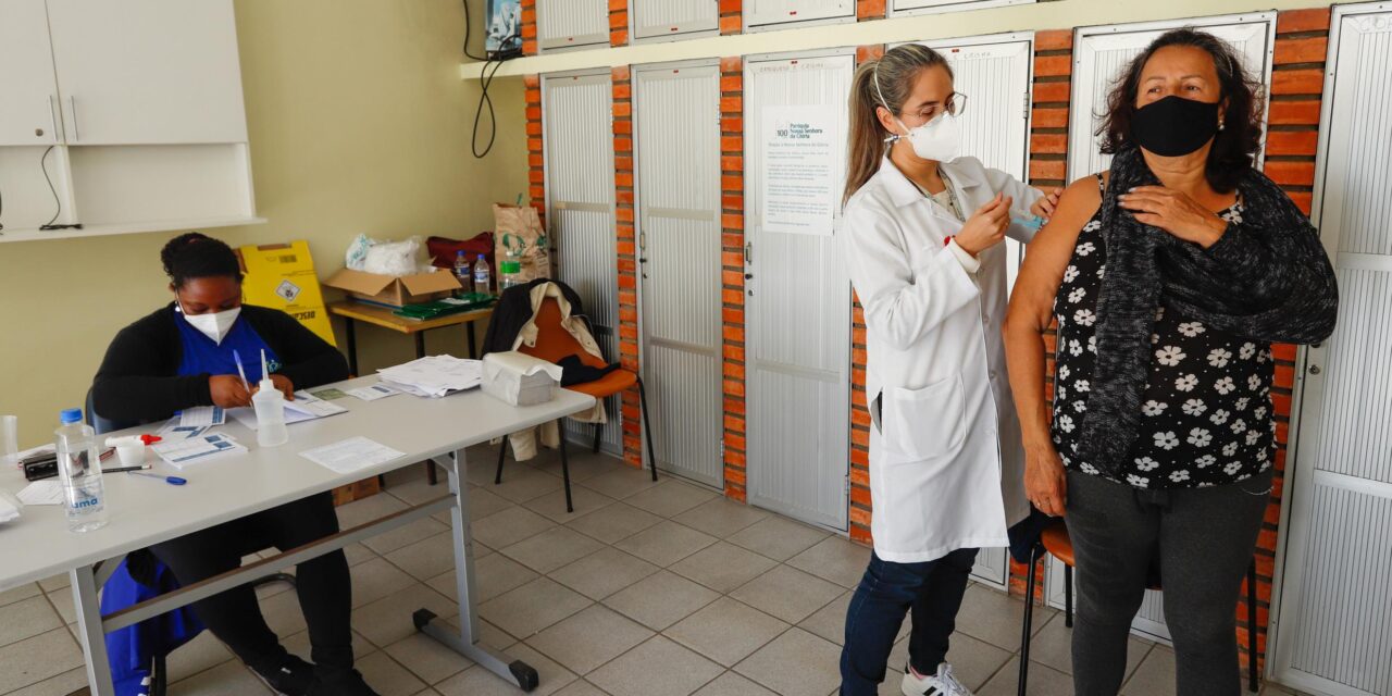 Pessoas com 69 anos ou mais já podem receber 2ª dose da CoronaVac em Porto Alegre