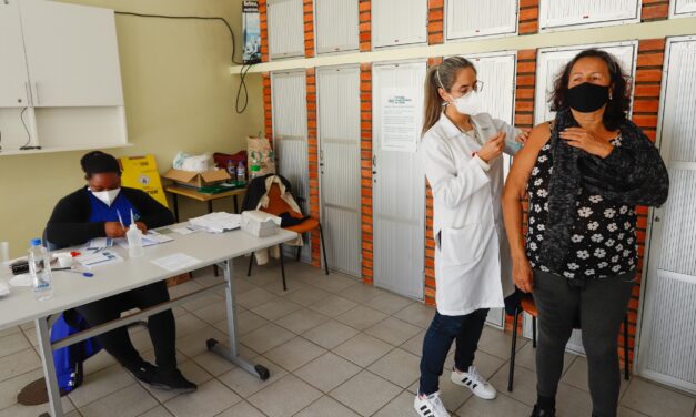 Pessoas com 69 anos ou mais já podem receber 2ª dose da CoronaVac em Porto Alegre