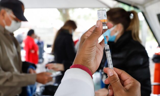 Pessoas com 67 anos ou mais podem receber 2ª dose da CoronaVac; imunização para pessoas com comorbidade atinge 33 anos em Porto Alegre