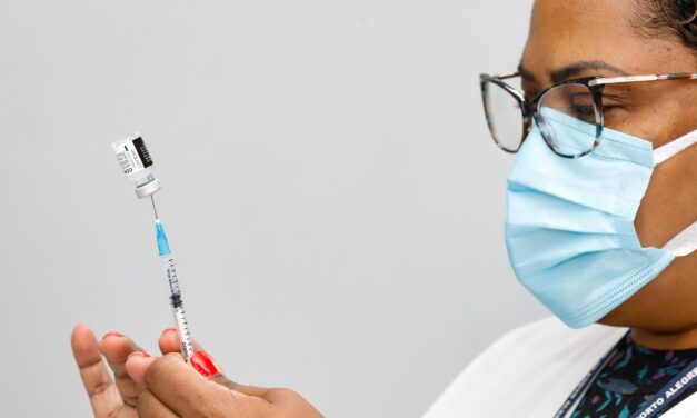 Porto Alegre: vacinação de professores da rede municipal ocorre em 12 unidades de saúde