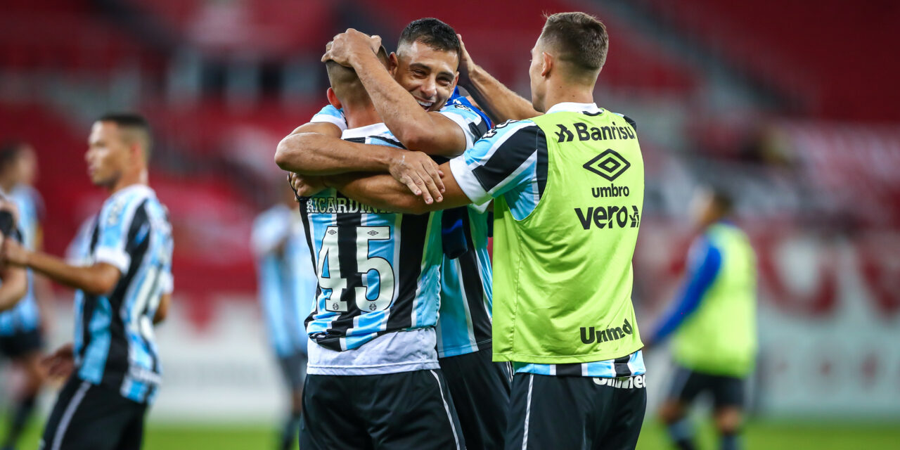 De virada, Grêmio vence Inter por 2 a 1 na primeira partida da final do Gauchão