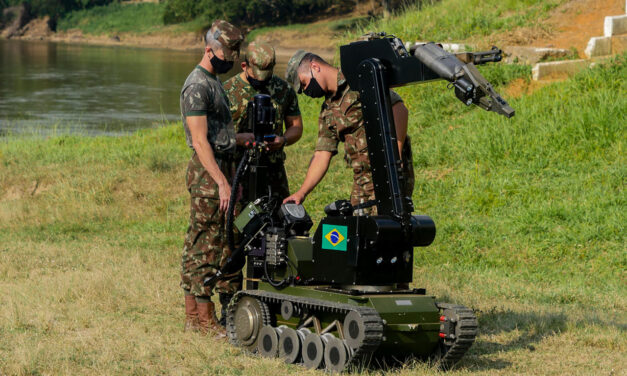 Engenharia do Exército realiza instrução sobre desativação de explosivos com robô