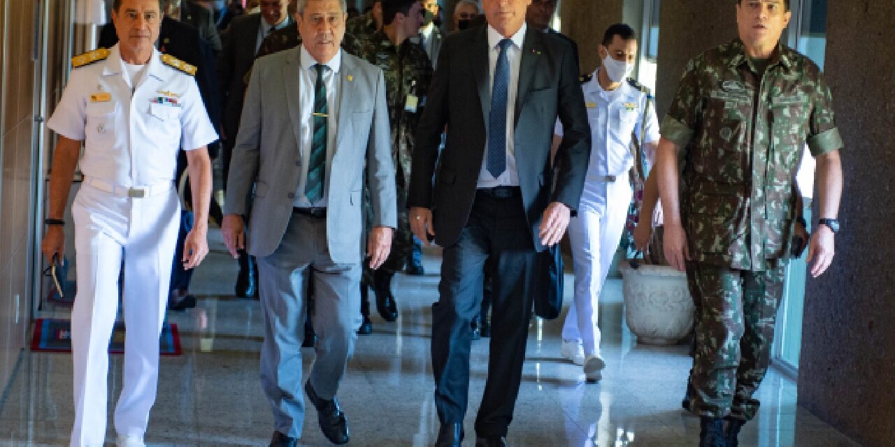 Jair Bolsonaro visita Quartel General do Exército