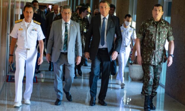 Jair Bolsonaro visita Quartel General do Exército