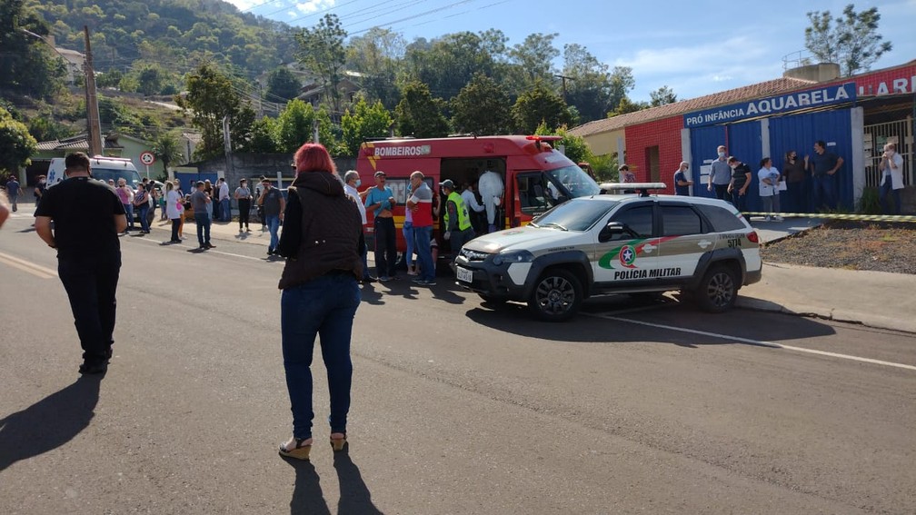 Adolescente invade escola e mata duas crianças em Santa Catarina
