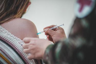 Porto Alegre: vacinação de mulheres com 59 anos sem comorbidades começa na tarde desta sexta-feira