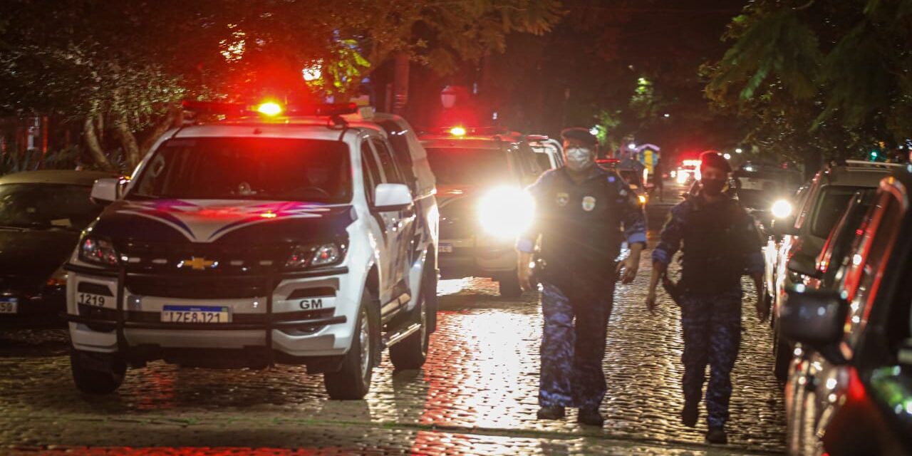 Guarda Municipal encerra aglomeração com quase 400 pessoas no bairro Moinhos de Vento em Porto Alegre