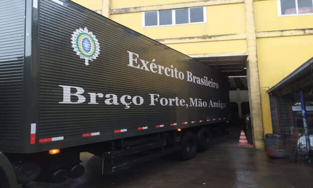 Militares auxiliam Governo do RS na distribuição de cestas básicas à famílias necessitadas