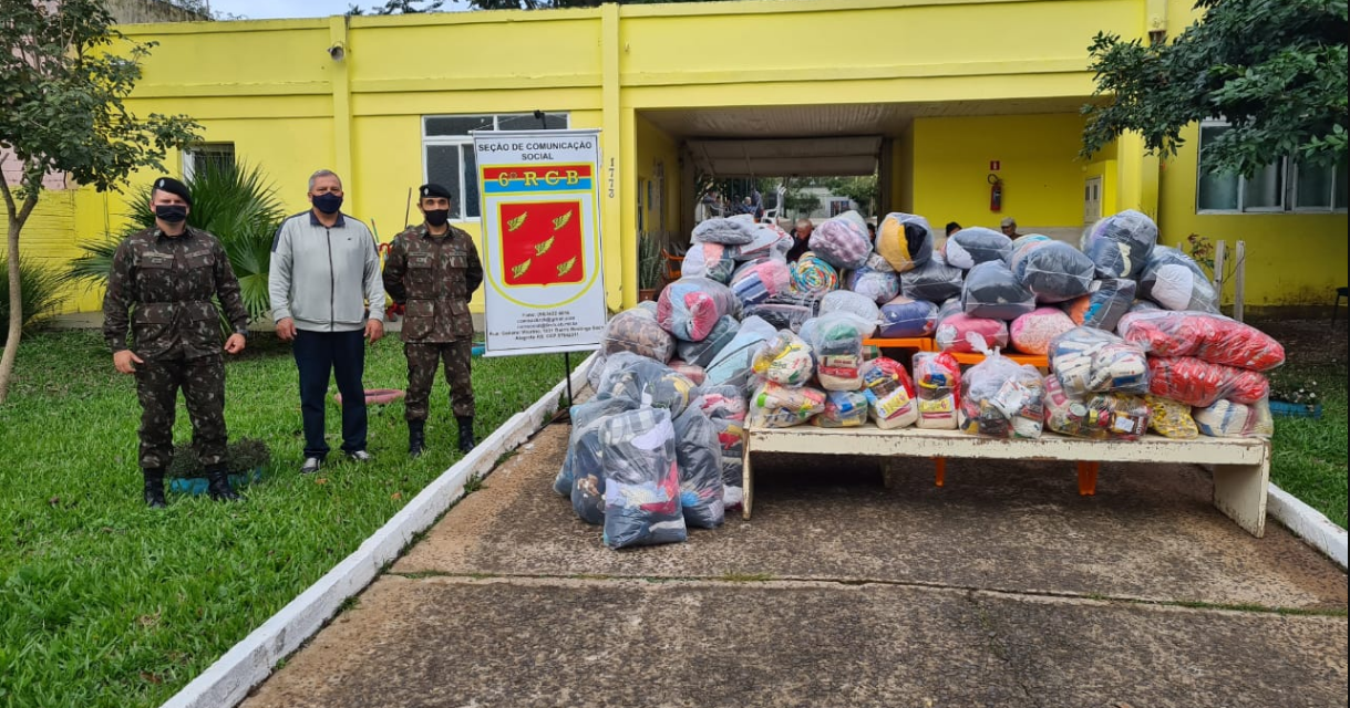Exército distribui doações a mais de 100 famílias em Alegrete