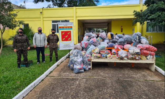 Exército distribui doações a mais de 100 famílias em Alegrete