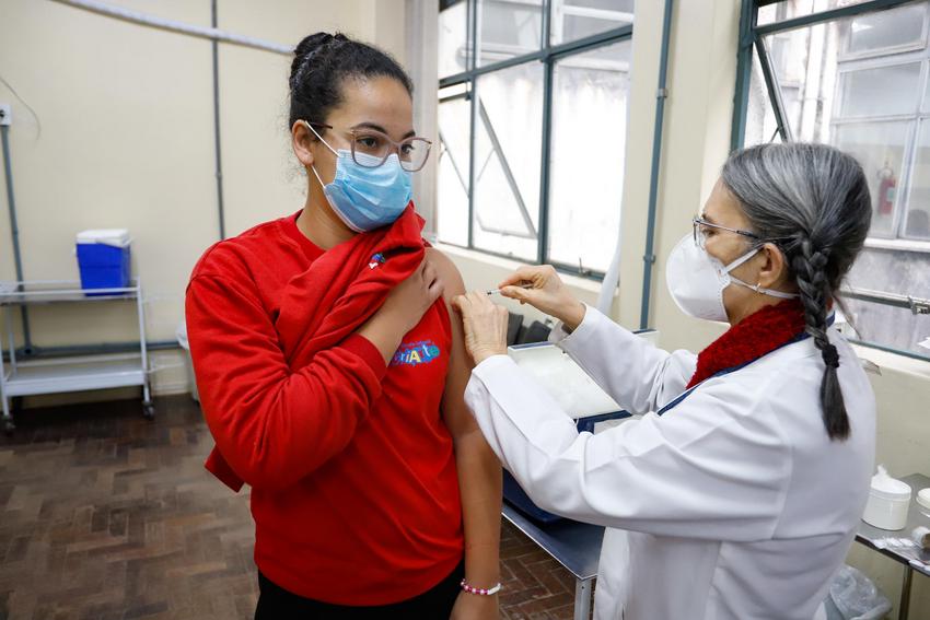 Covid-19: Porto Alegre segue apenas com segunda dose nesta sexta-feira