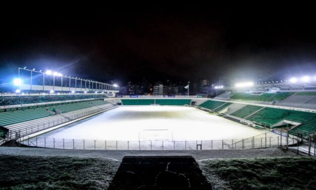 Gramado do estádio Alfredo Jaconi é coberto pela neve; veja fotos