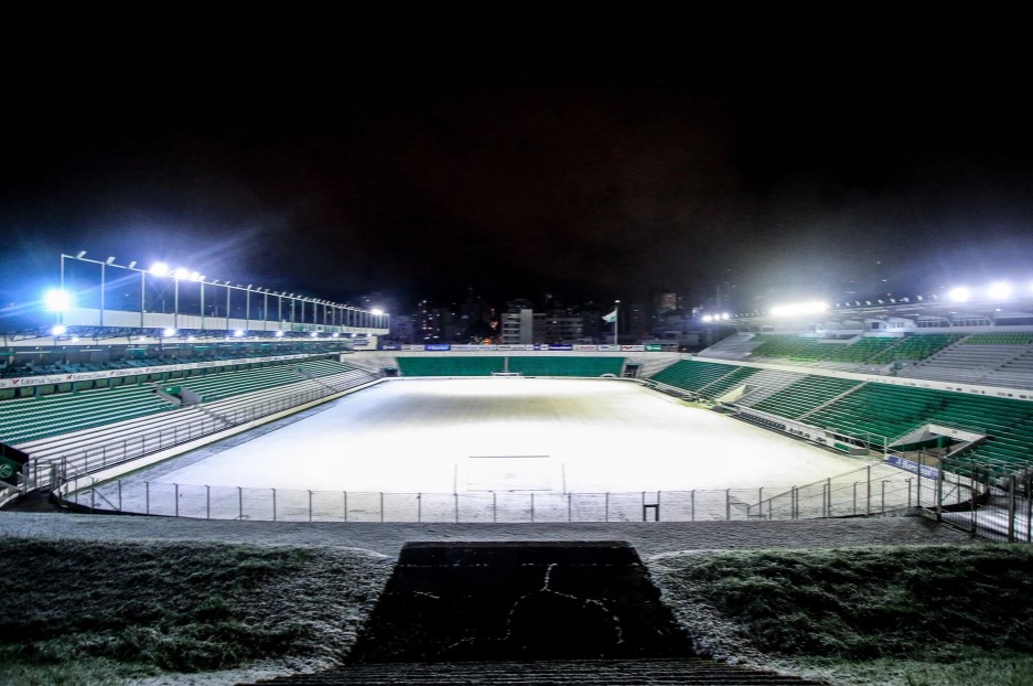 Gramado do estádio Alfredo Jaconi é coberto pela neve; veja fotos
