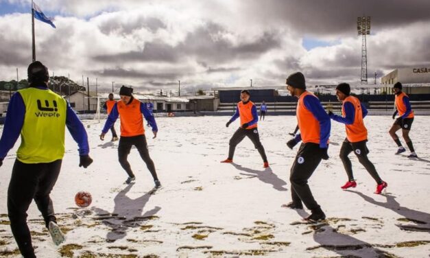 Jogadores do Glória, de Vacaria, treinam na neve nesta sexta-feira