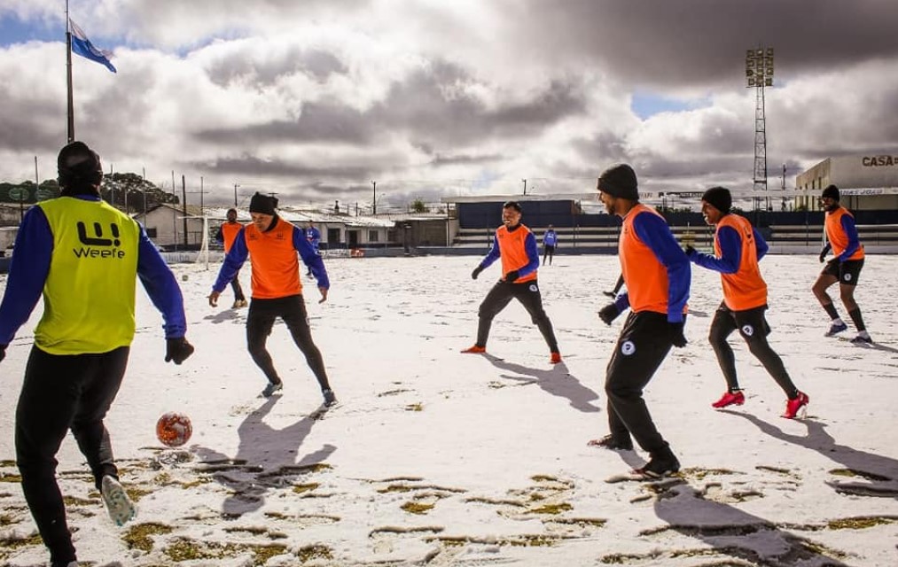 Jogadores do Glória, de Vacaria, treinam na neve nesta sexta-feira