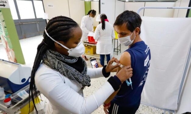 Covid-19: Vacinação em Porto Alegre é ampliada para pessoas acima de 44 anos